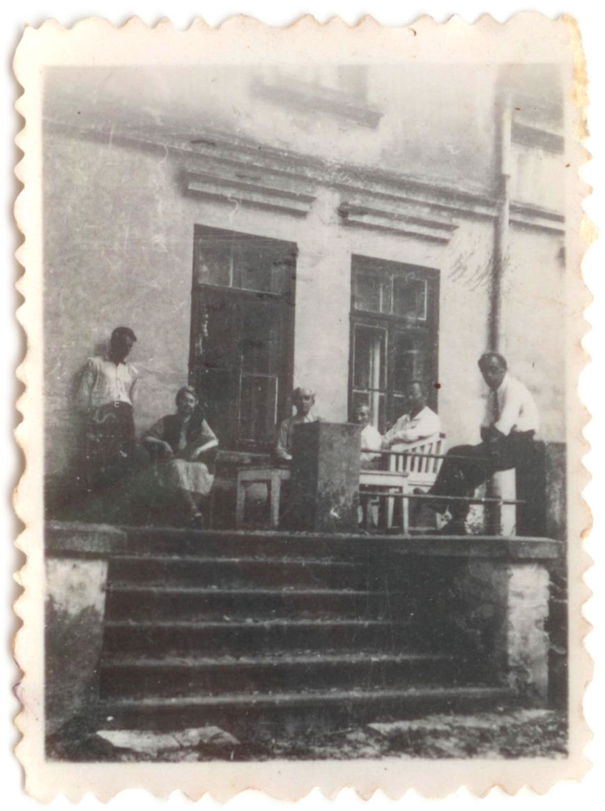 Goście na tarasie dworu