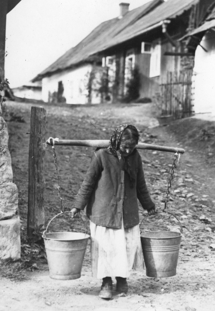 Kobieta niosąca wiadra