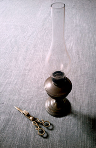 Lampa i nożyce do objaśniania świec