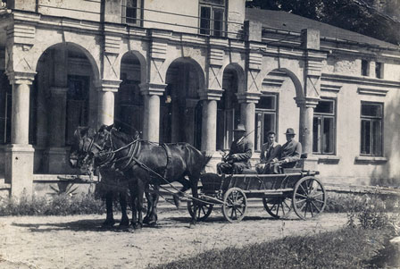 Przed dworem lasochowskim