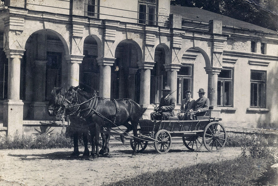 Przed dworem lasochowskim