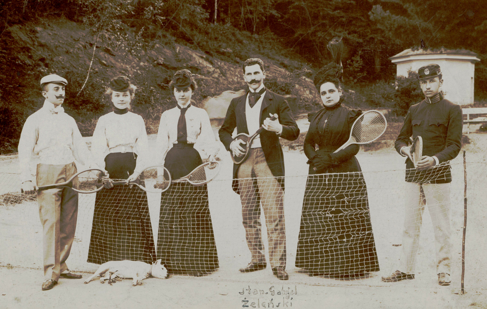 Grupa kuracjuszy w Iwoniczu z rakietami do tenisa